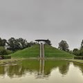 La colina de Lilienthal (Fliegeberg) con el monumento en la cima reflejada en el estanque en Lichterfelde