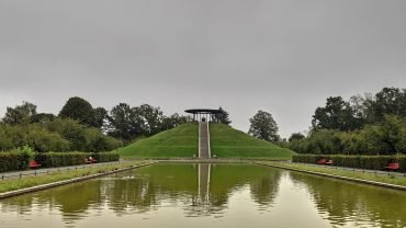 Wzgórze Lilienthala (Fliegeberg) z pomnikiem na szczycie odbite w stawie w Lichterfelde