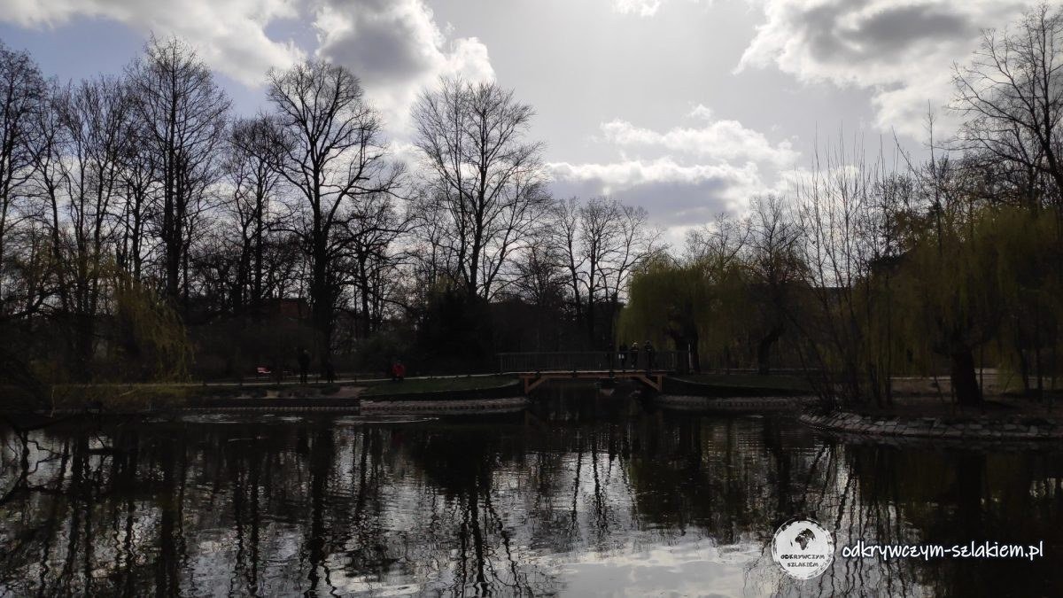 Staw w Stadtpark Steglitz pod chmurami w kwietniu