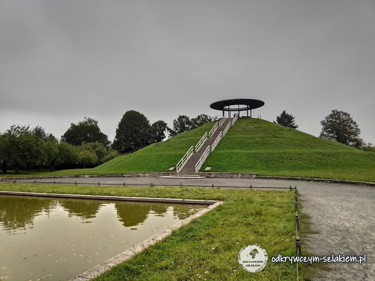Prostokątny staw u stóp wzgórza Lilienthala