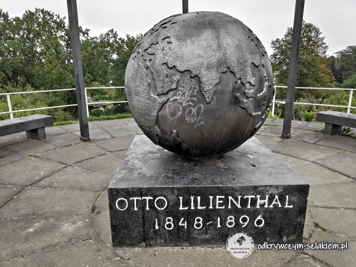 Globus z napisem „OTTO LILIENTHAL 1848–1896” na szczycie Fliegebergu