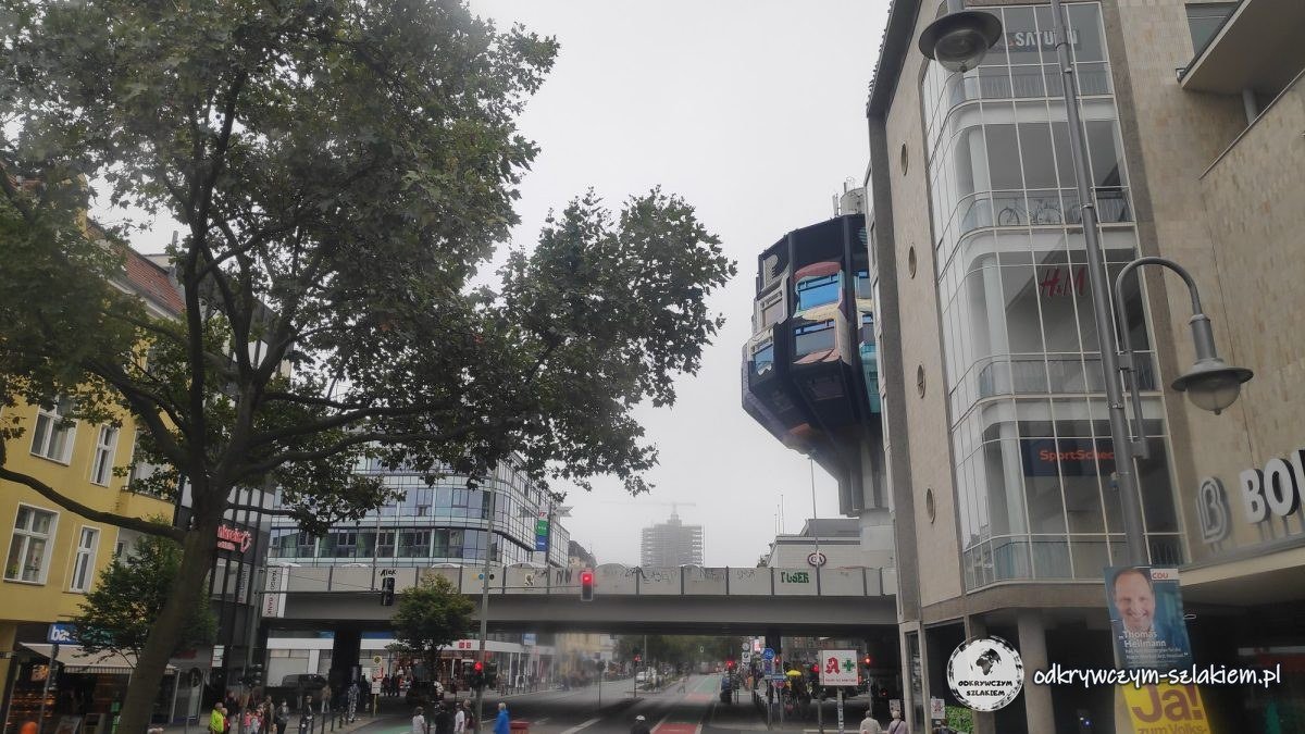 Schloßstraße w Steglitz z wieżą Bierpinsel w tle