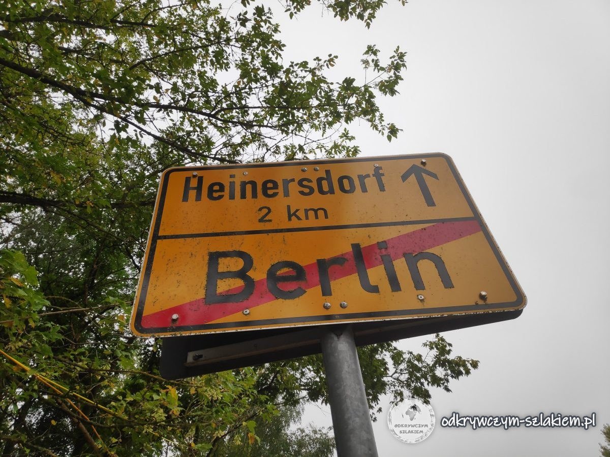 Tablica końca Berlina ze strzałką do Heinersdorf na granicy Lichterfelde