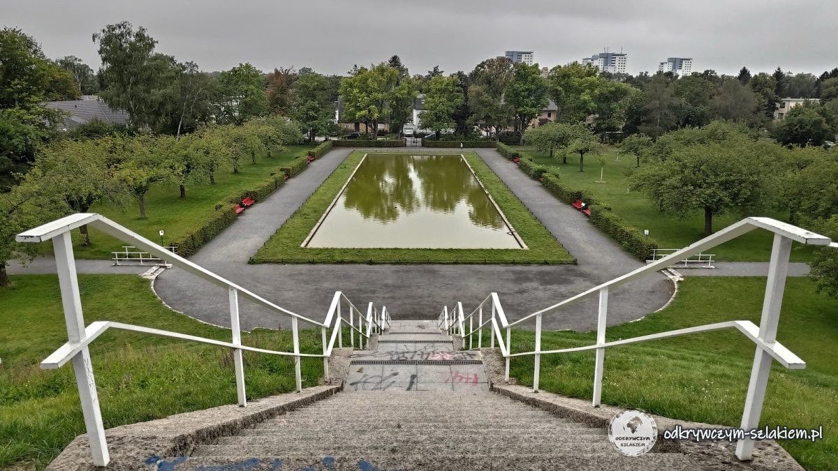 Widok ze szczytu wzgórza Lilienthala na prostokątny staw i drzewa