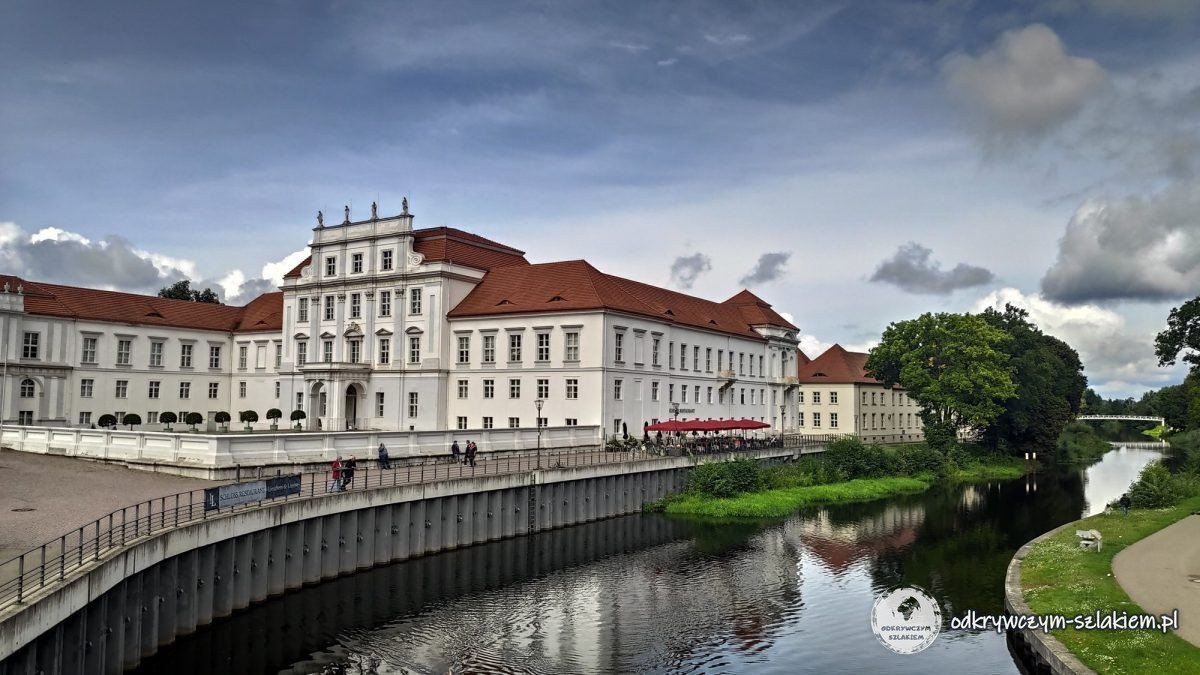 Pałac Oranienburg odbity w wodzie