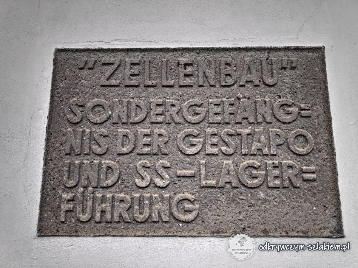 Tablica więzienia obozowego „Zellenbau” w Sachsenhausen