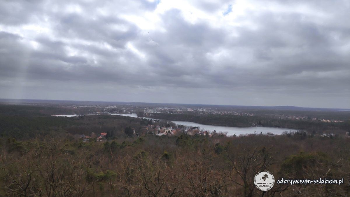 Widok z wieży na Kranichsberg na lasy i jeziora