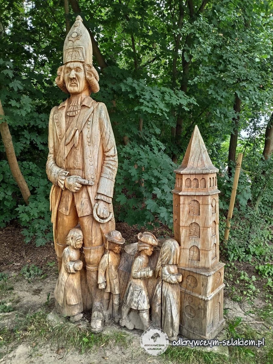 Drewniana rzeźba żołnierza i dzieci w Königs Wusterhausen