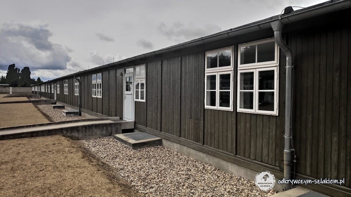 Zrekonstruowany barak w obozie Sachsenhausen