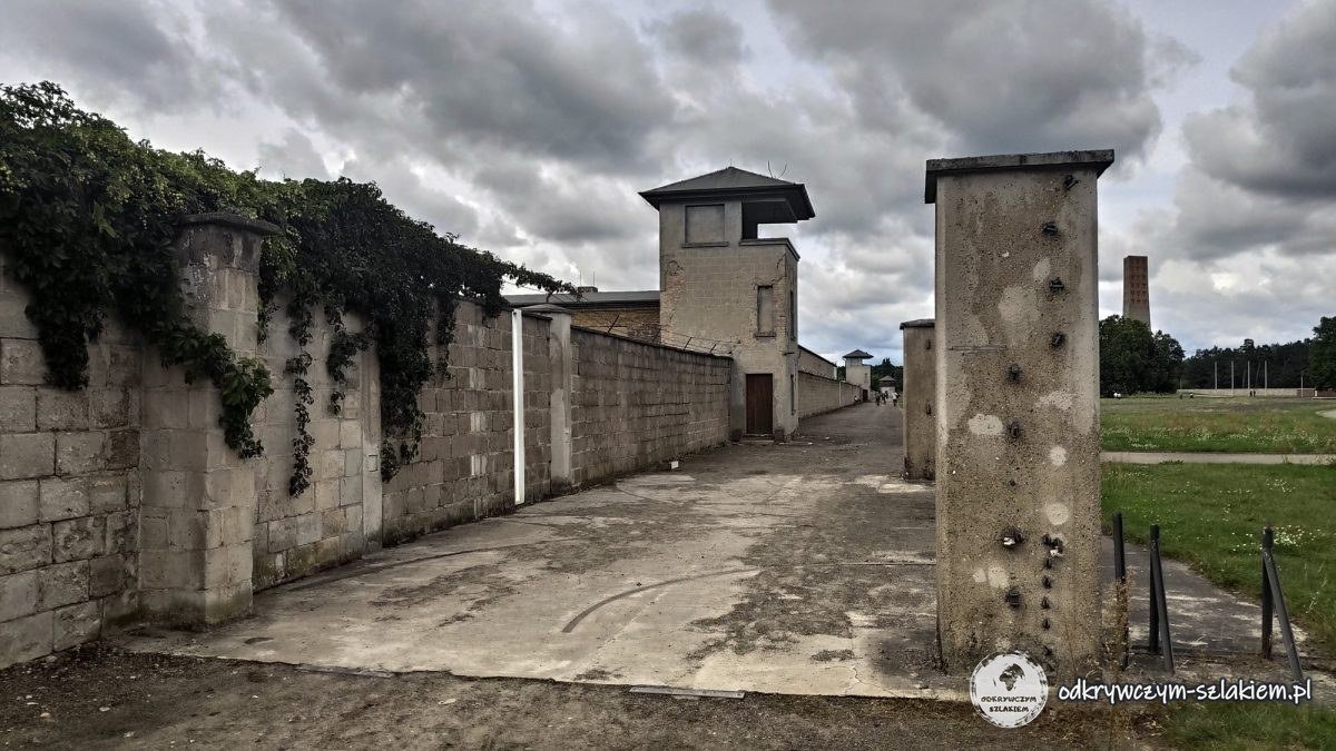 Mur obozowy z wieżą strażniczą w Sachsenhausen
