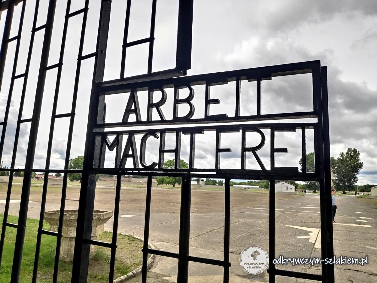Napis „Arbeit macht frei” na bramie obozu Sachsenhausen