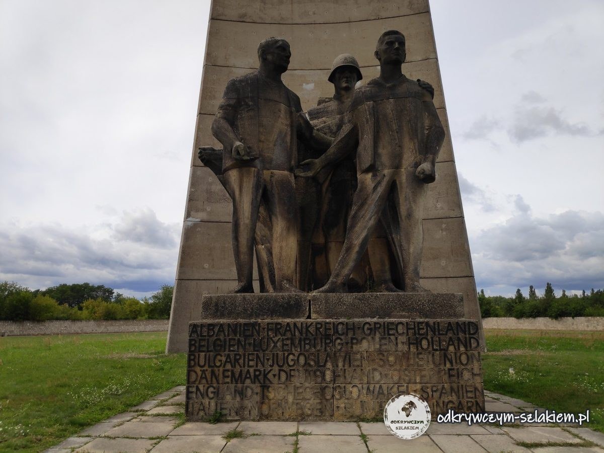 Rzeźba u stóp obelisku w Sachsenhausen