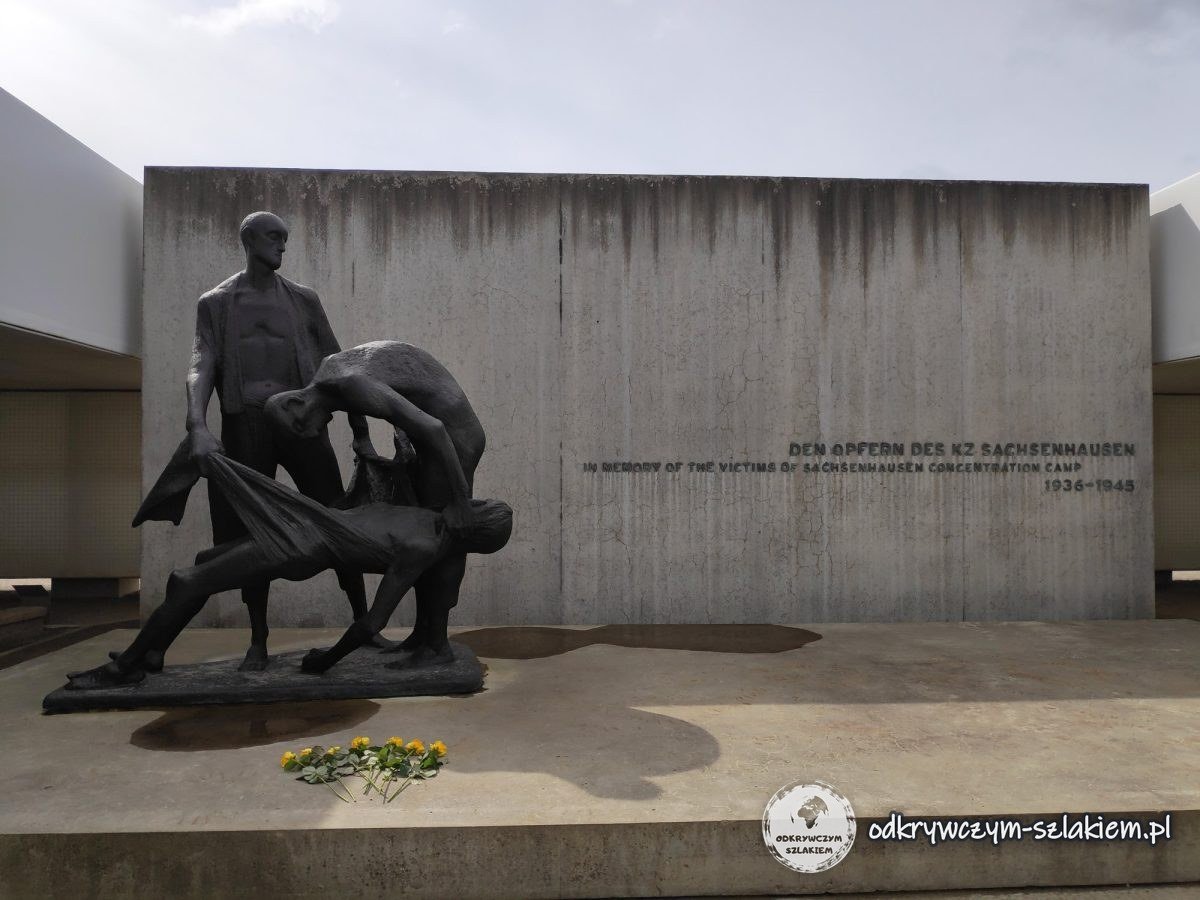Rzeźba w miejscu pamięci „Stacja Z” w Sachsenhausen