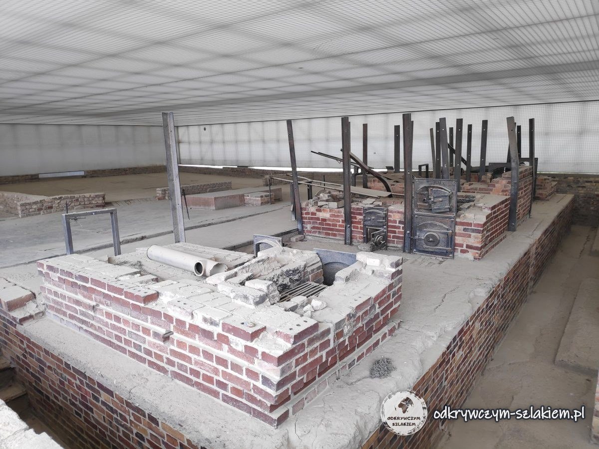 Fundamenty „Stacji Z” pod zadaszeniem w Sachsenhausen