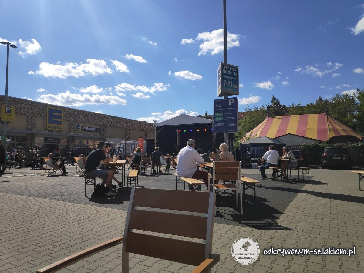 Plac z ławkami przed sceną Fête de la Musique