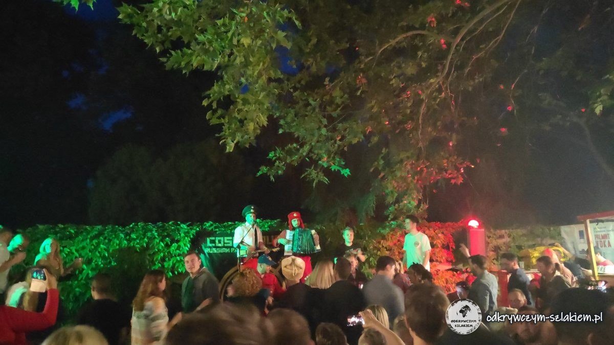 Scena wśród drzew podczas Karnawału Kultur