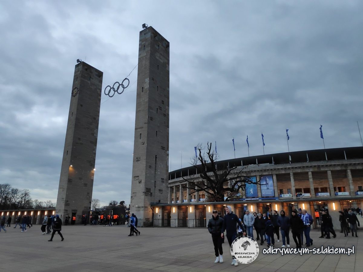 Wejście na Stadion Olimpijski wieczorem