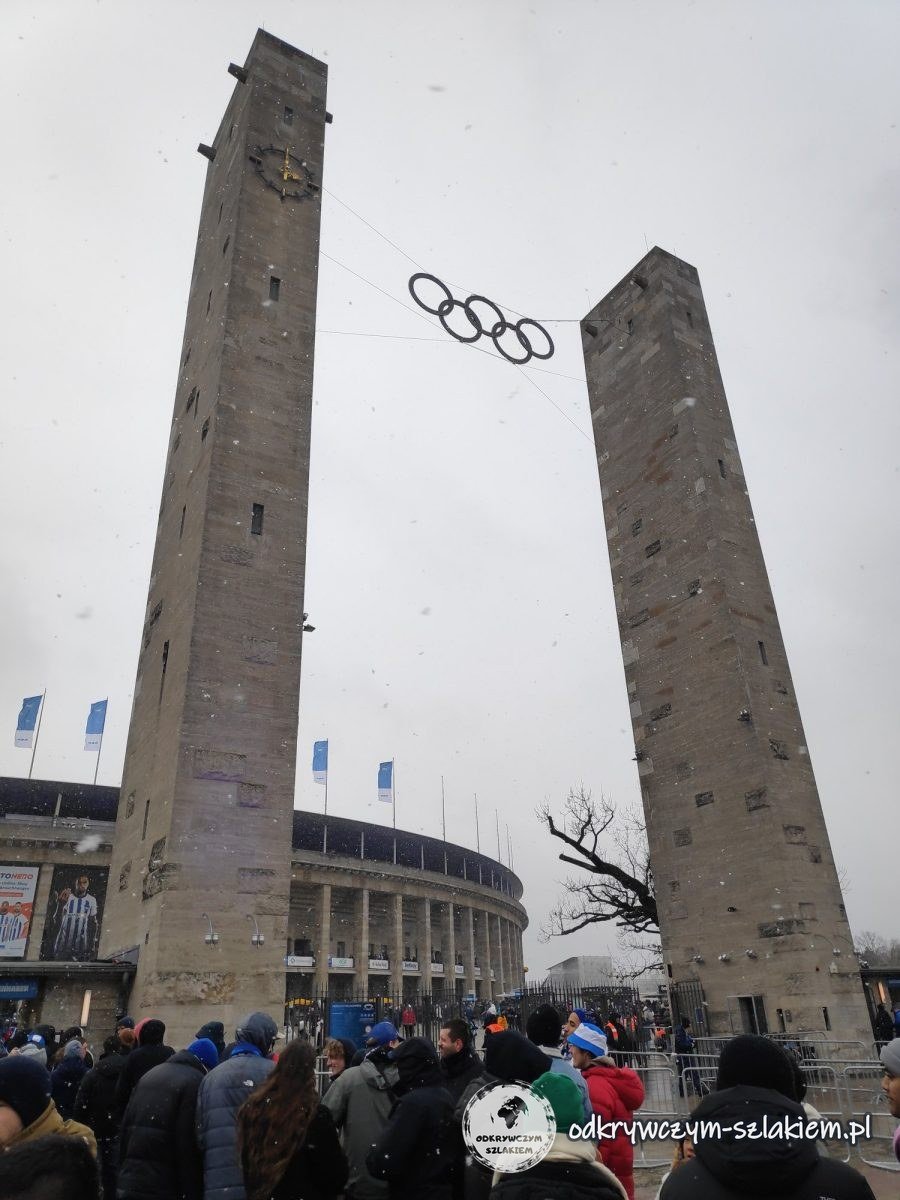 Wieże z kołami olimpijskimi przed Stadionem Olimpijskim w Berlinie