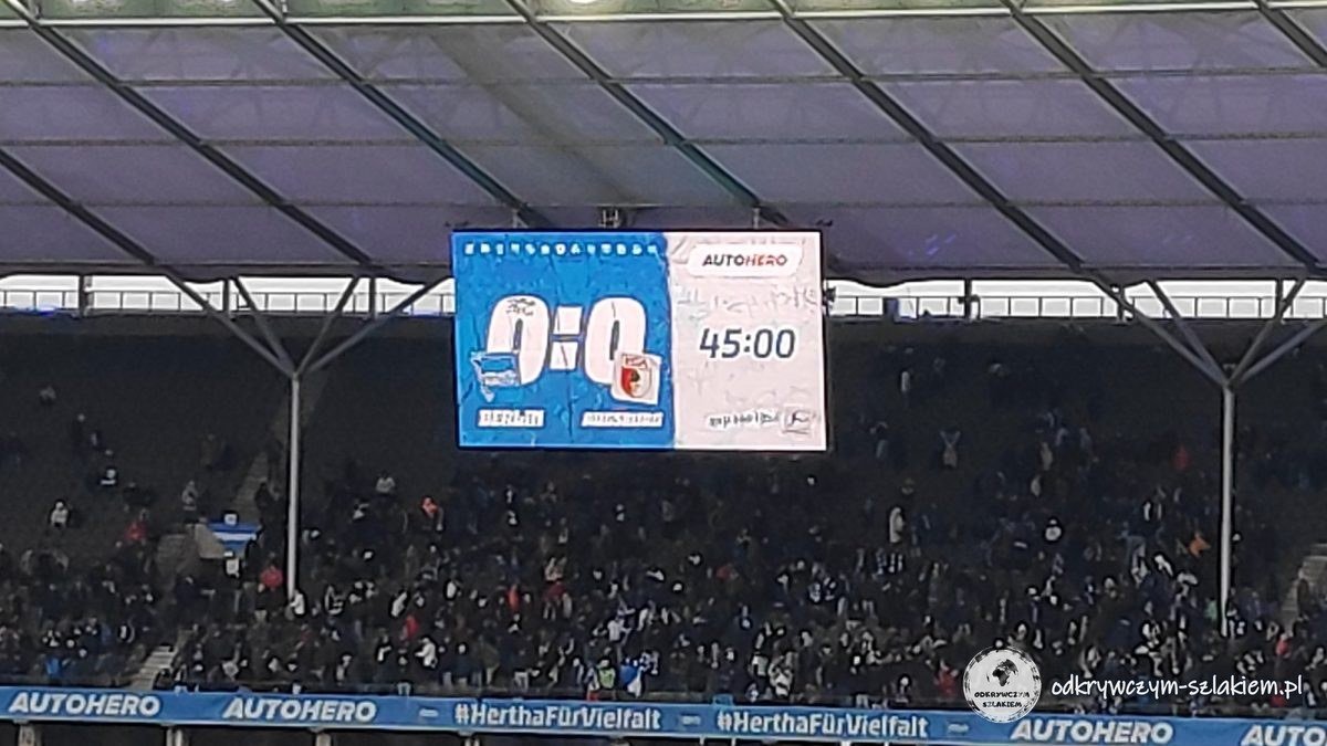 Tablica wyników w przerwie meczu Hertha – Augsburg w lutym 2023 roku