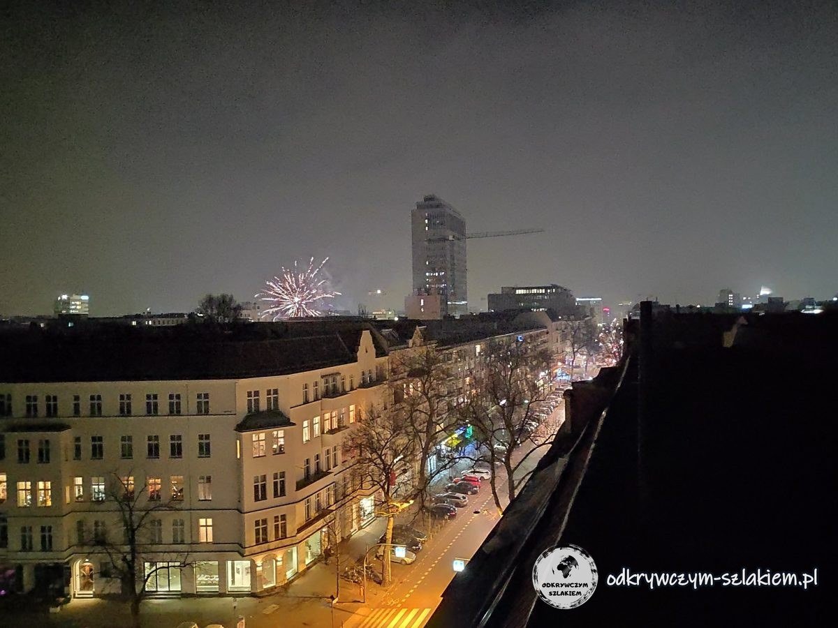 Fajerwerki nad berlińską ulicą w Nowy Rok