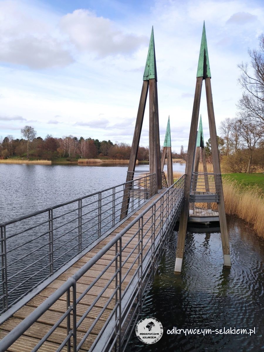 Kładka nad jeziorem w Britzer Garten