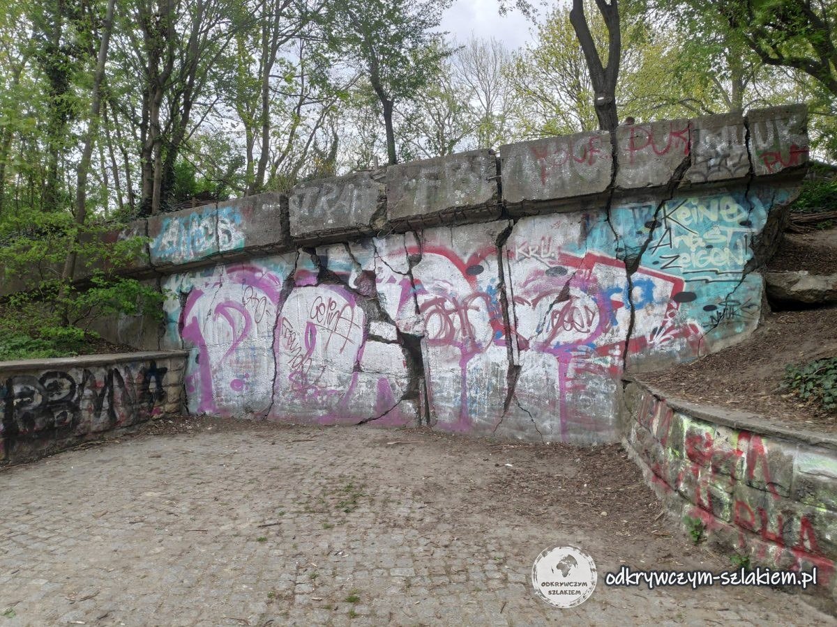 Resztki bunkra w Volkspark Friedrichshain
