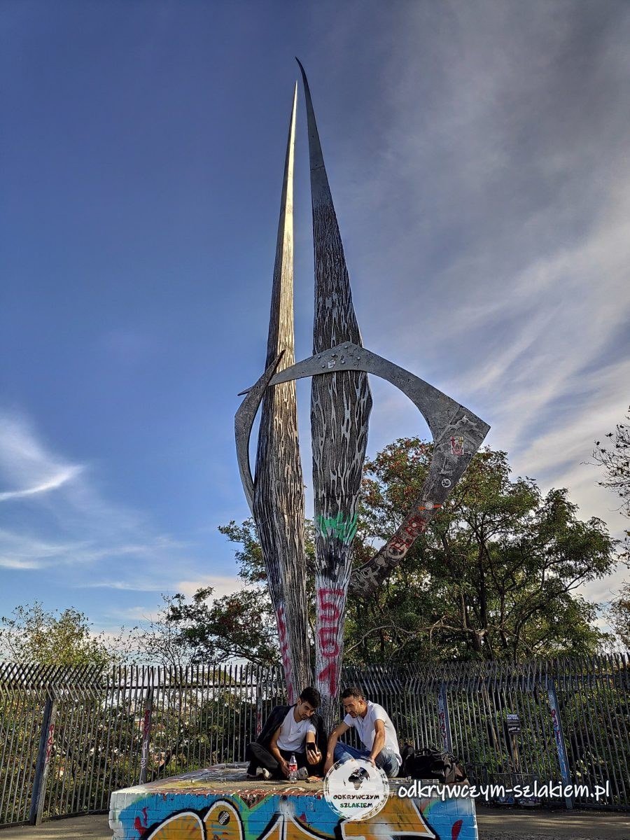 Metalowa rzeźba na szczycie wieży Humboldthain