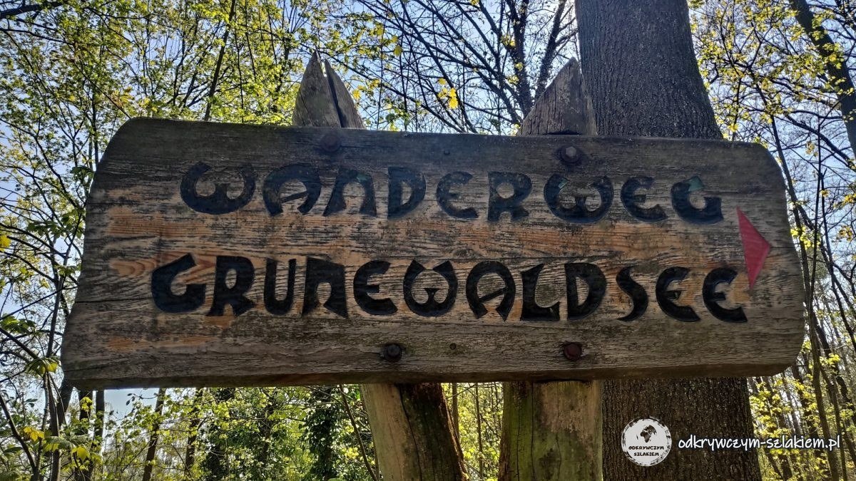 Drewniany drogowskaz szlaku wokół Grunewaldsee