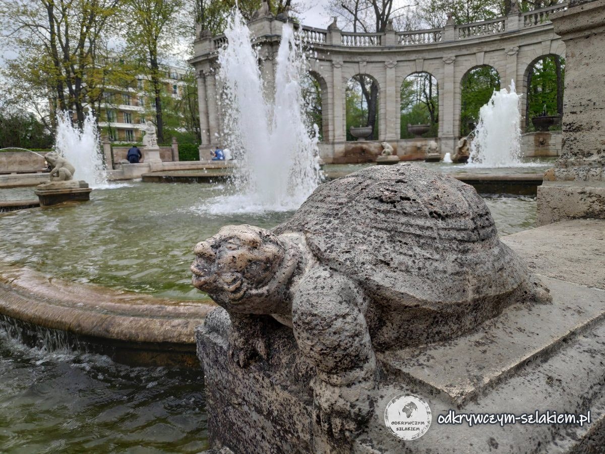 Rzeźba żółwia przy Fontannie Baśni w Volkspark Friedrichshain