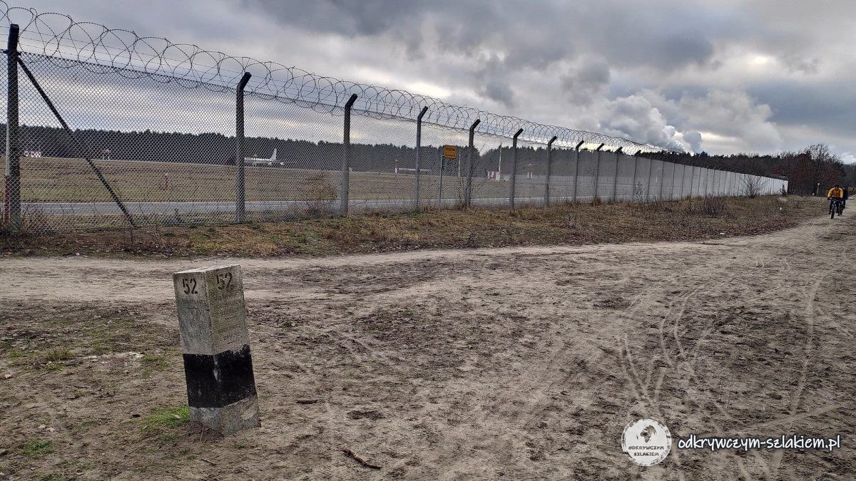 Ogrodzenie zamkniętego lotniska Tegel przy Flughafensee