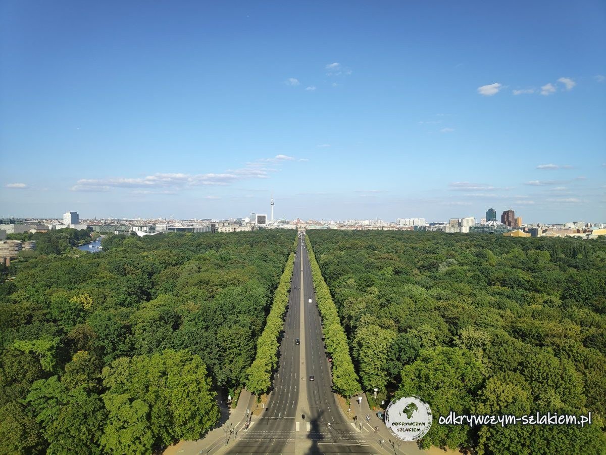 Widok z Kolumny Zwycięstwa na Tiergarten i Straße des 17. Juni w Berlinie