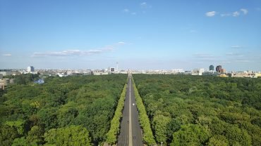 Widok z Kolumny Zwycięstwa na Tiergarten i Straße des 17. Juni w Berlinie