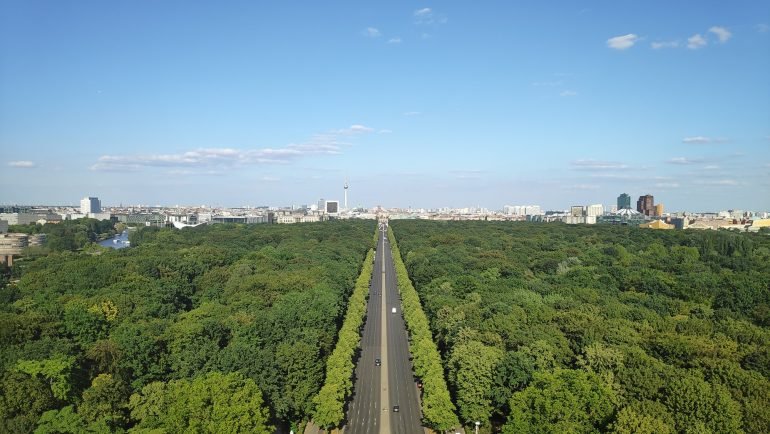 Widok z Kolumny Zwycięstwa na Tiergarten i Straße des 17. Juni w Berlinie