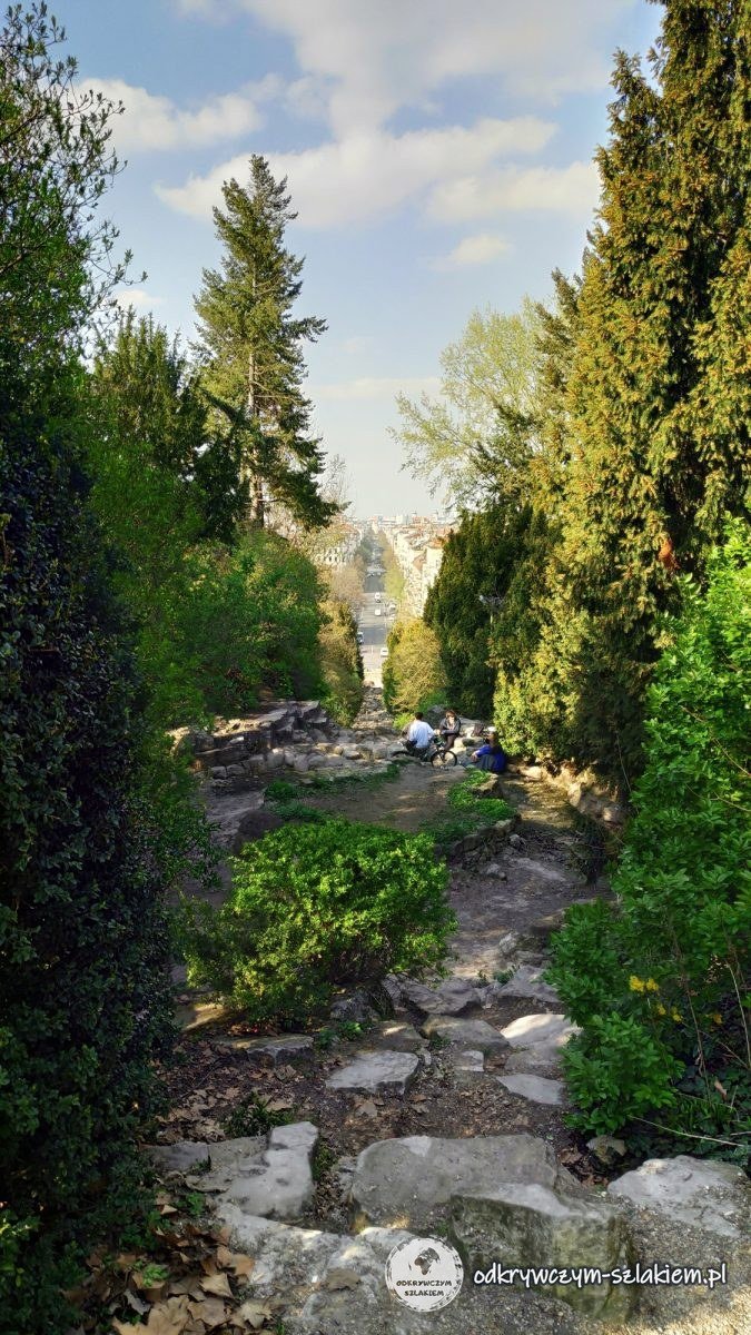 Skały sztucznego wodospadu w Viktoriapark w Berlinie