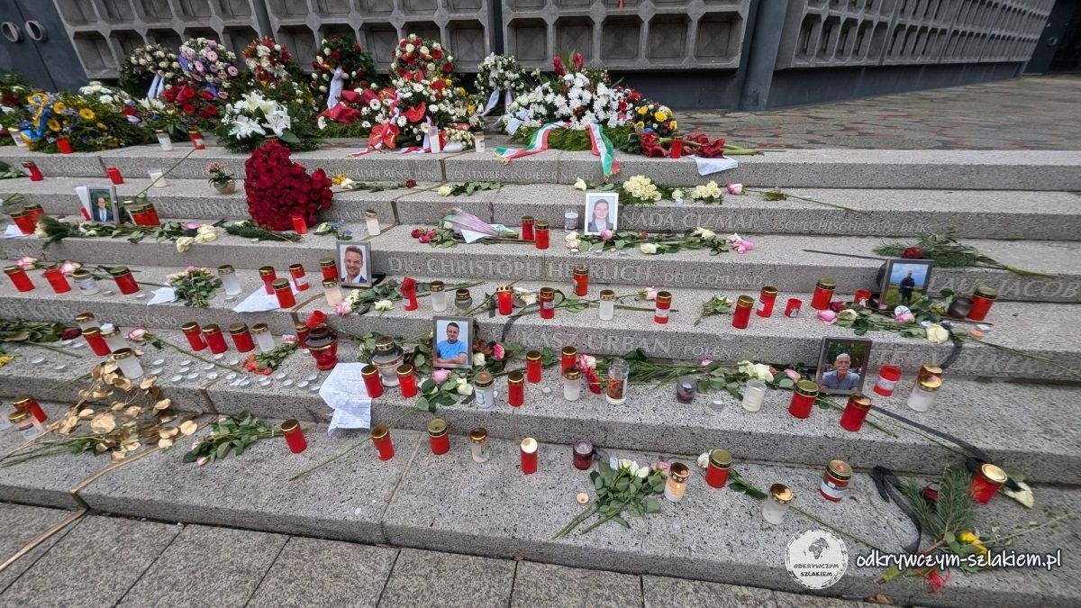 Velas, flores y fotos en los escalones con los nombres de las víctimas del atentado de la Breitscheidplatz, diciembre de 2024