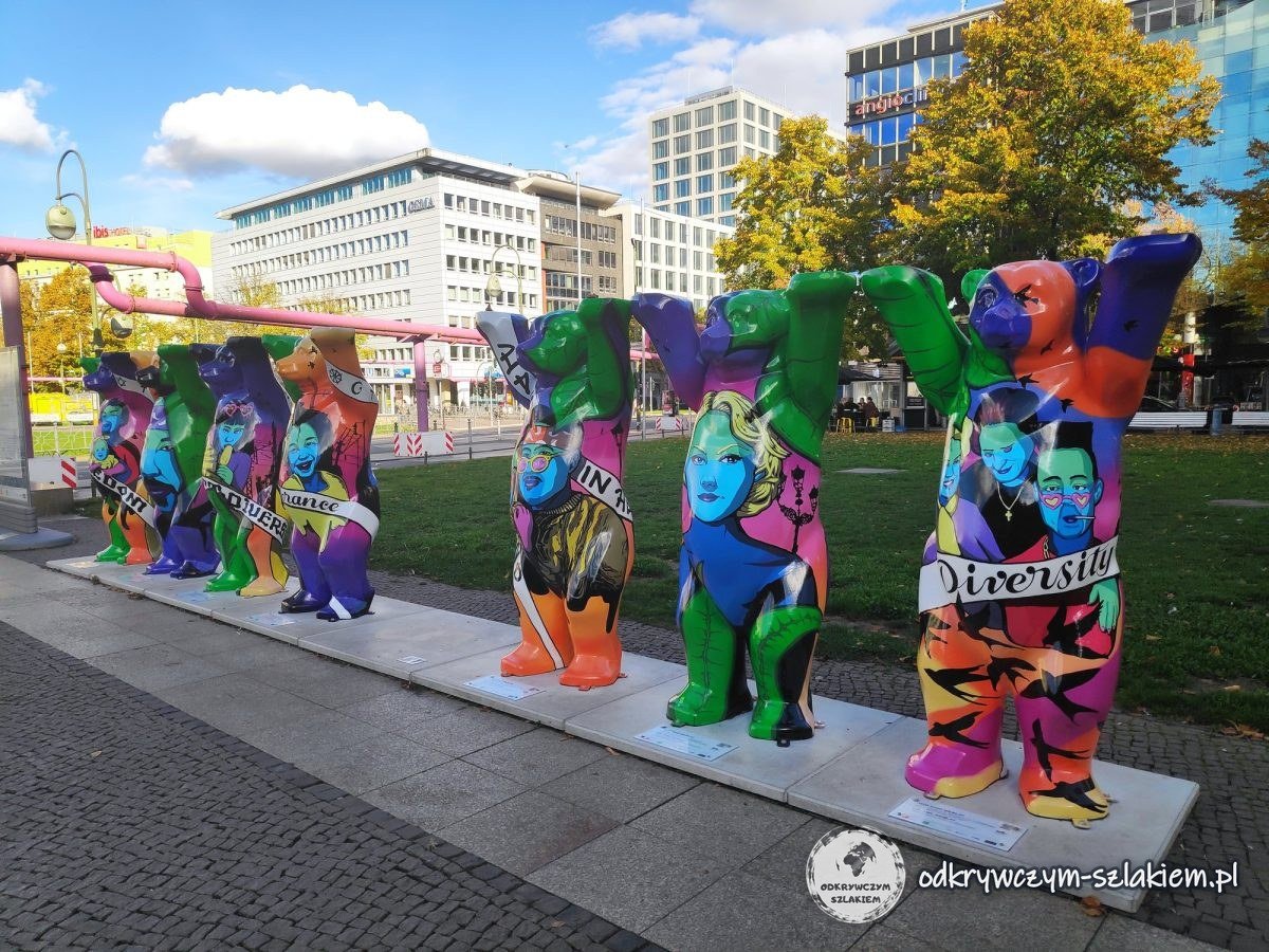 Una fila de coloridos Buddy Bären en el césped junto a la Wittenbergplatz