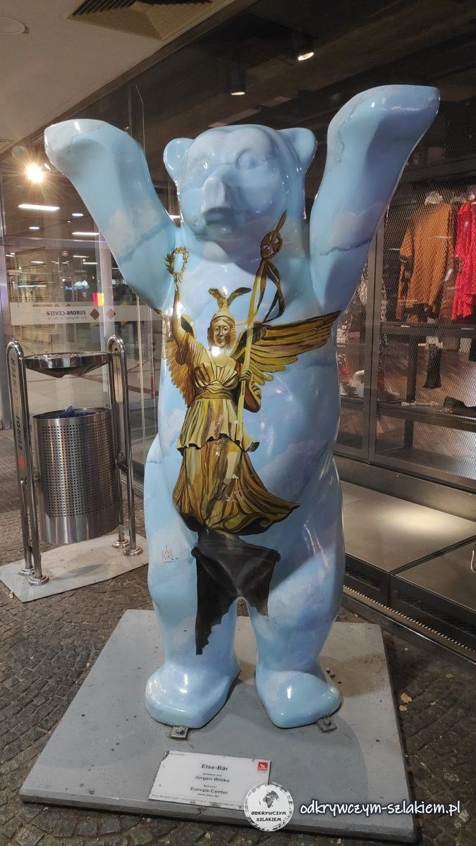 El Else-Bär azul claro con la Victoria dorada junto al Europa-Center de noche