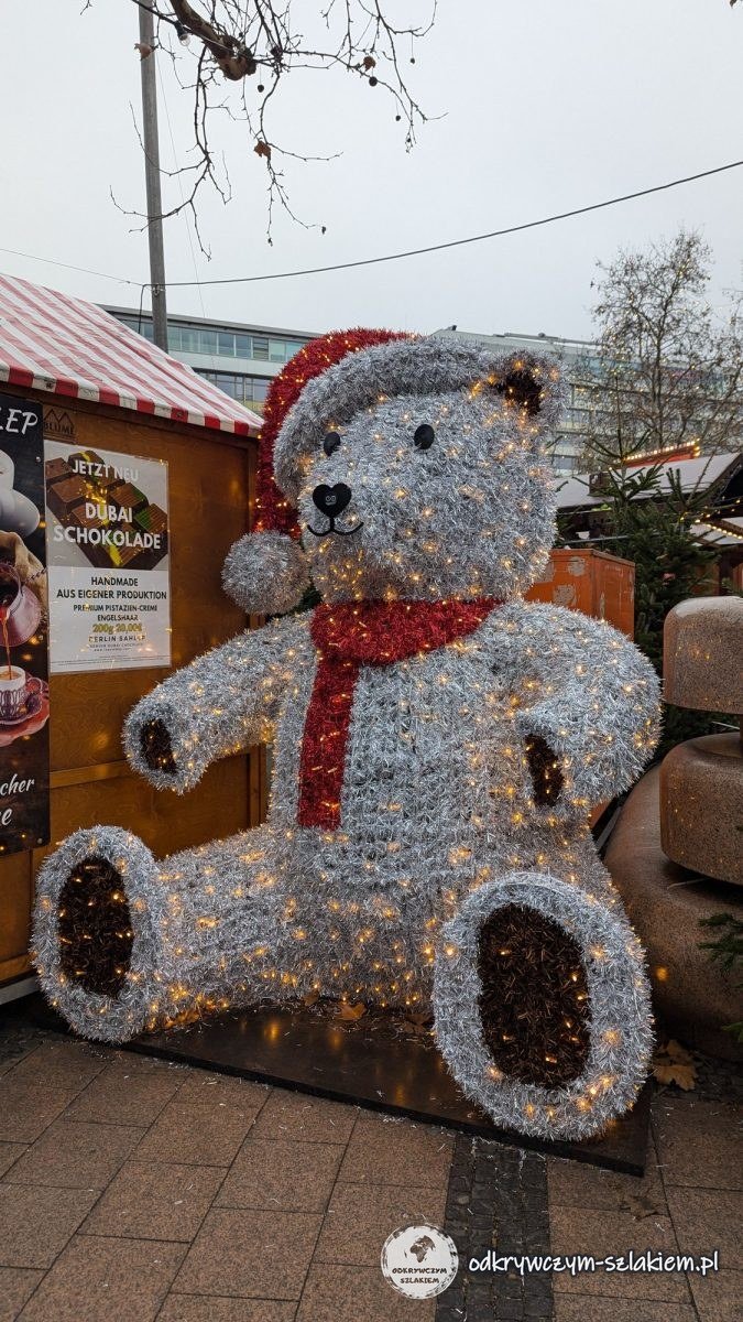 Un osito luminoso con gorro de Papá Noel en el mercado de la Breitscheidplatz