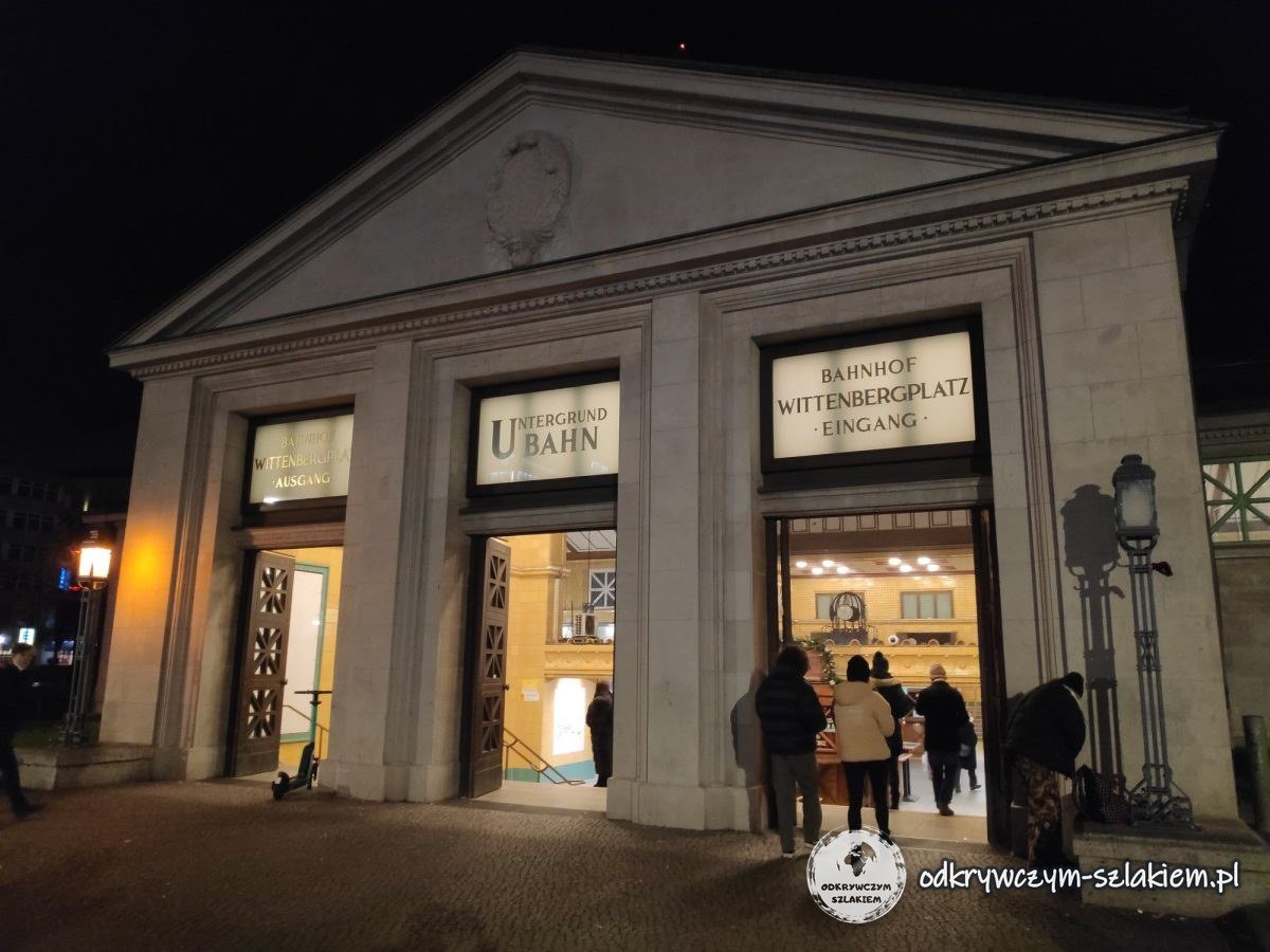 El pabellón de la estación de metro Wittenbergplatz de noche en diciembre