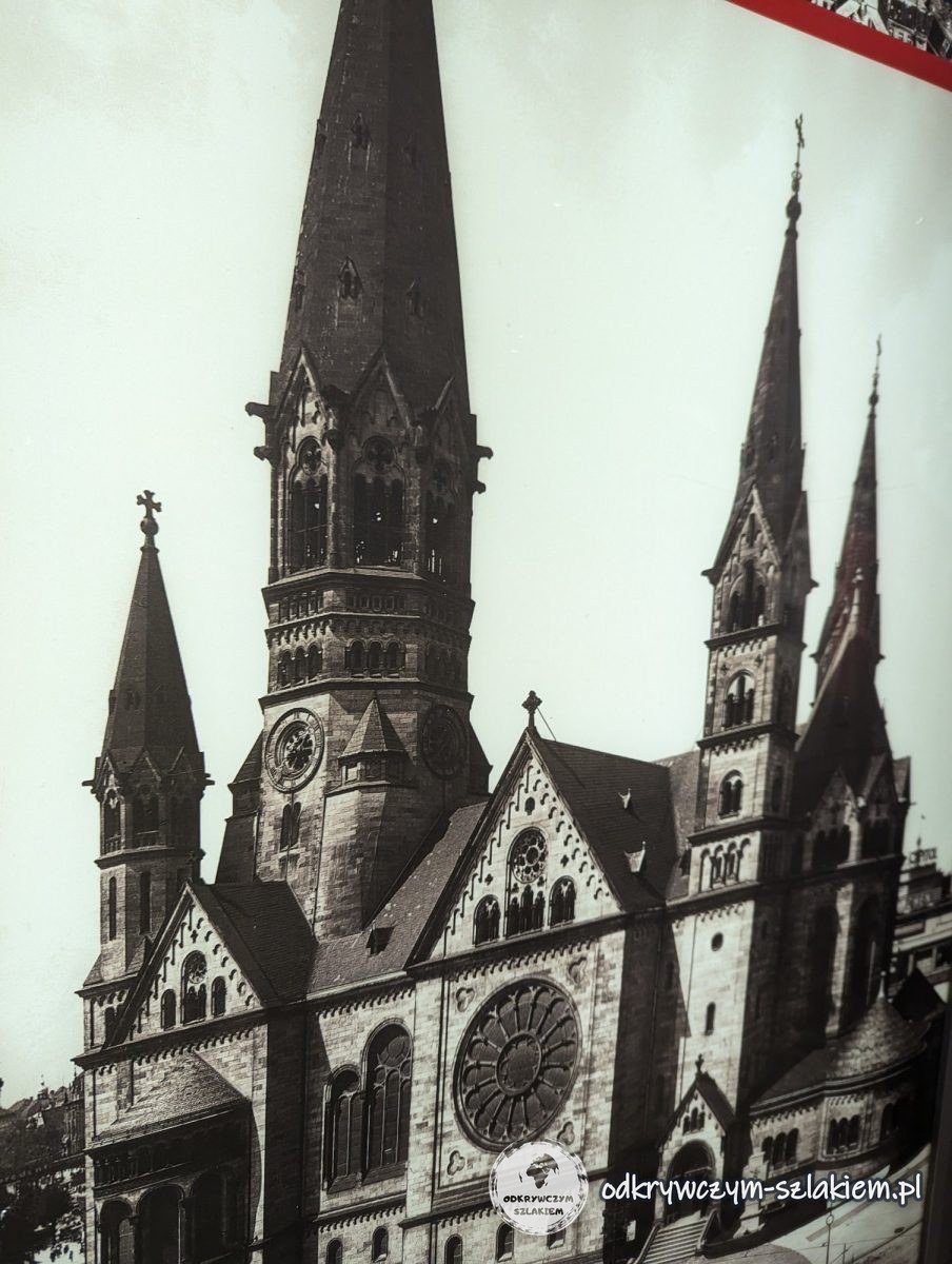Foto de archivo de la fachada de la Iglesia Memorial con sus torres y su rosetón