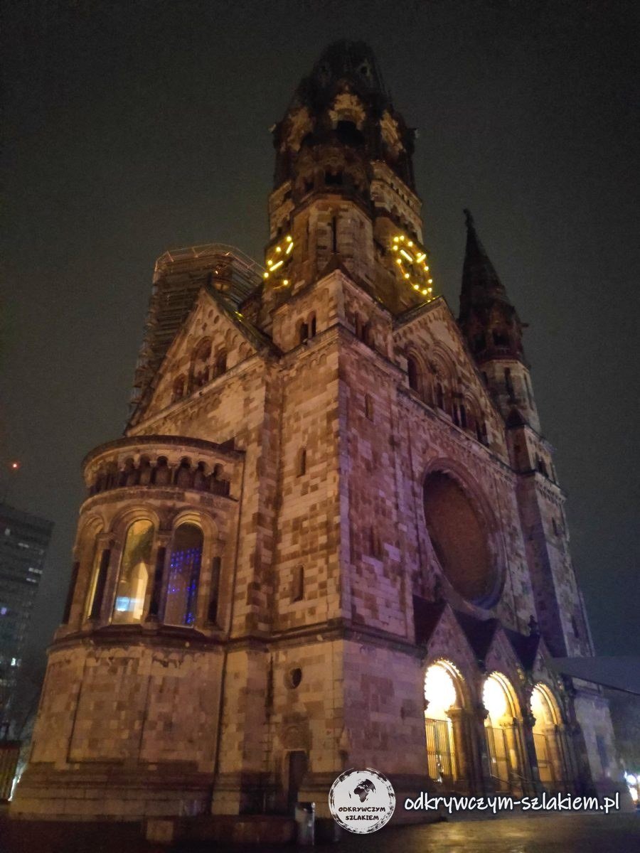 La torre en ruinas de la Iglesia Memorial iluminada de noche