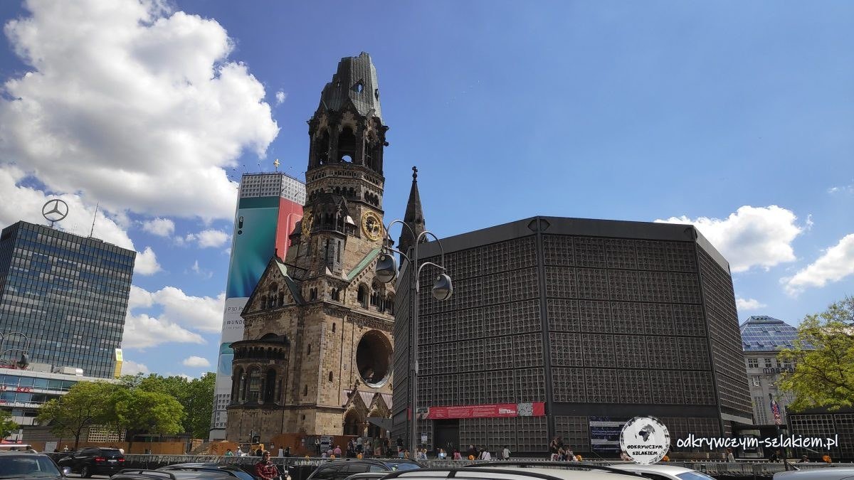 La torre en ruinas de la Iglesia Memorial y la iglesia nueva en la Breitscheidplatz, a la izquierda el Europa-Center con la estrella de Mercedes