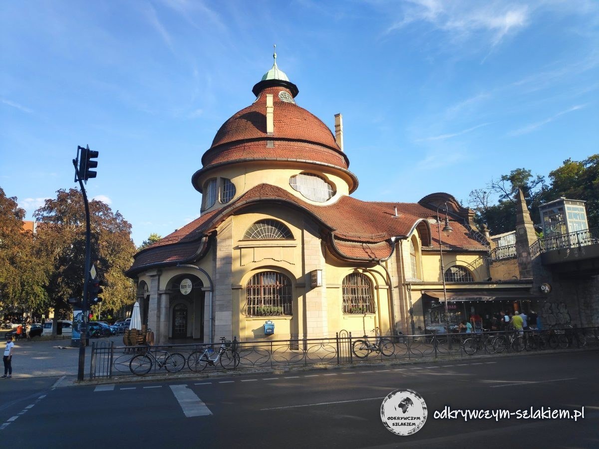 La estación modernista de S-Bahn de Mexikoplatz con su cúpula de tejas