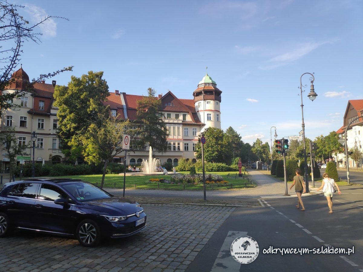 La Mexikoplatz con su fuente y casas con torrecillas en Zehlendorf