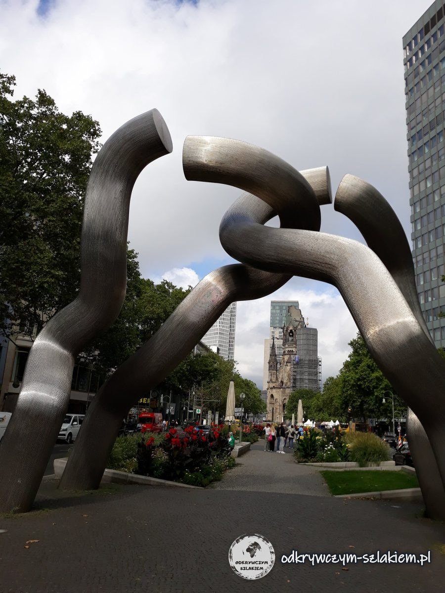 La escultura de acero «Berlin» en forma de eslabones de cadena en la Tauentzienstraße, con la Iglesia Memorial al fondo