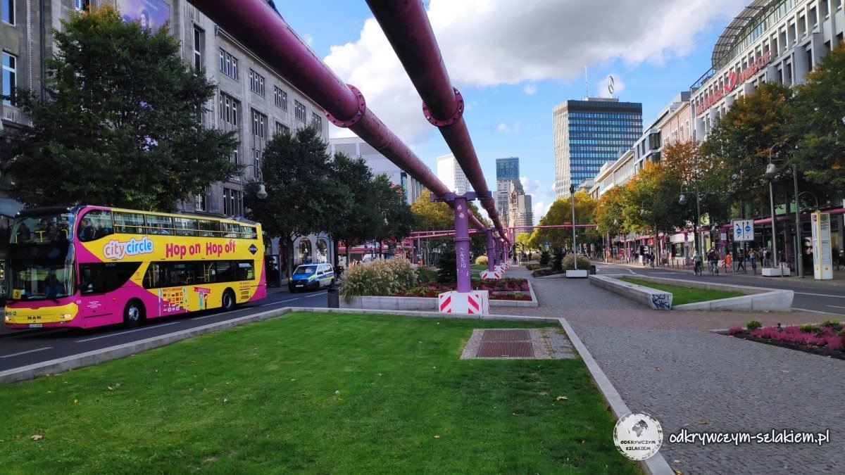 Tuberías rosas sobre la Tauentzienstraße y un autobús turístico de dos pisos