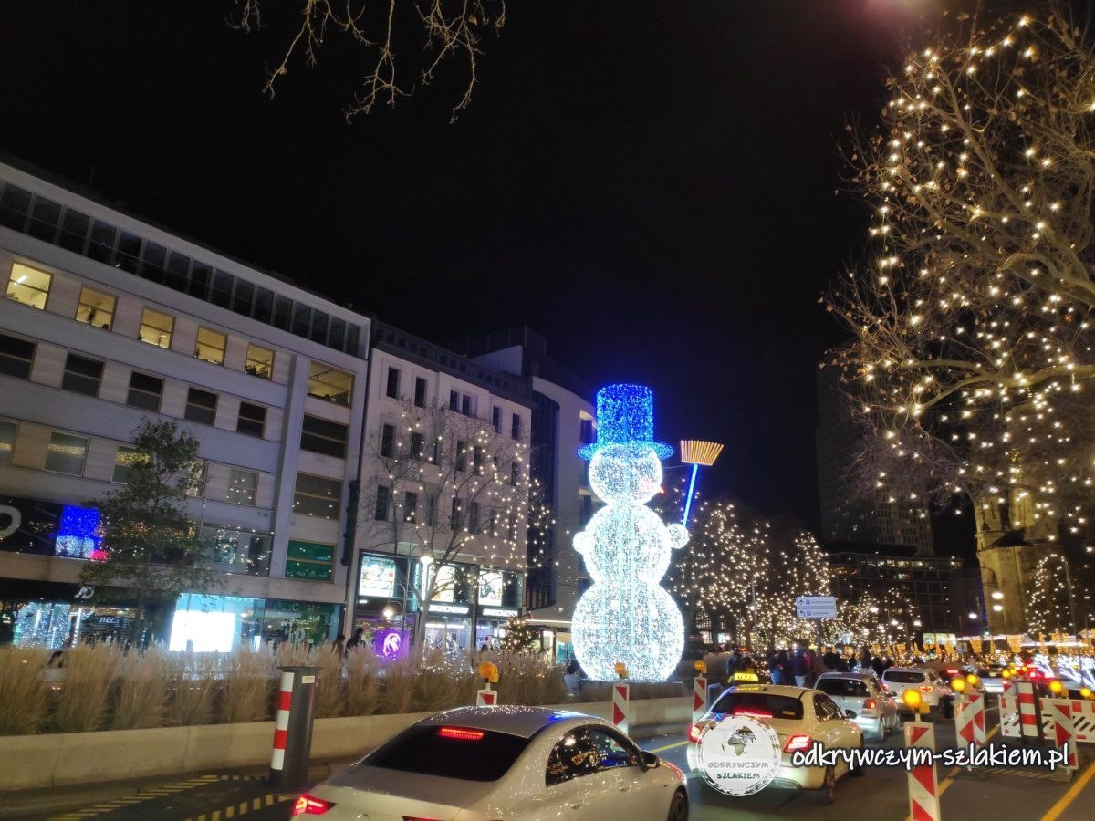 Muñeco de nieve luminoso con escoba en la Tauentzienstraße, junto a la Breitscheidplatz
