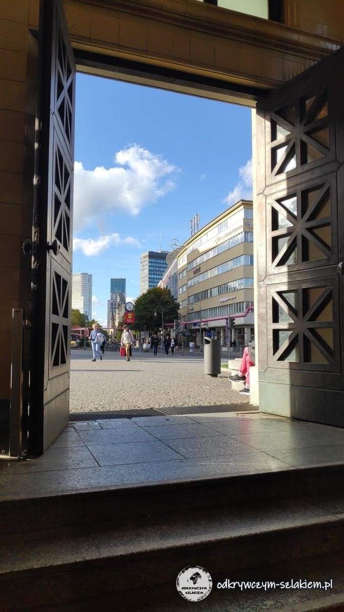Vista de la Tauentzienstraße a través de las puertas abiertas del pabellón de la estación Wittenbergplatz