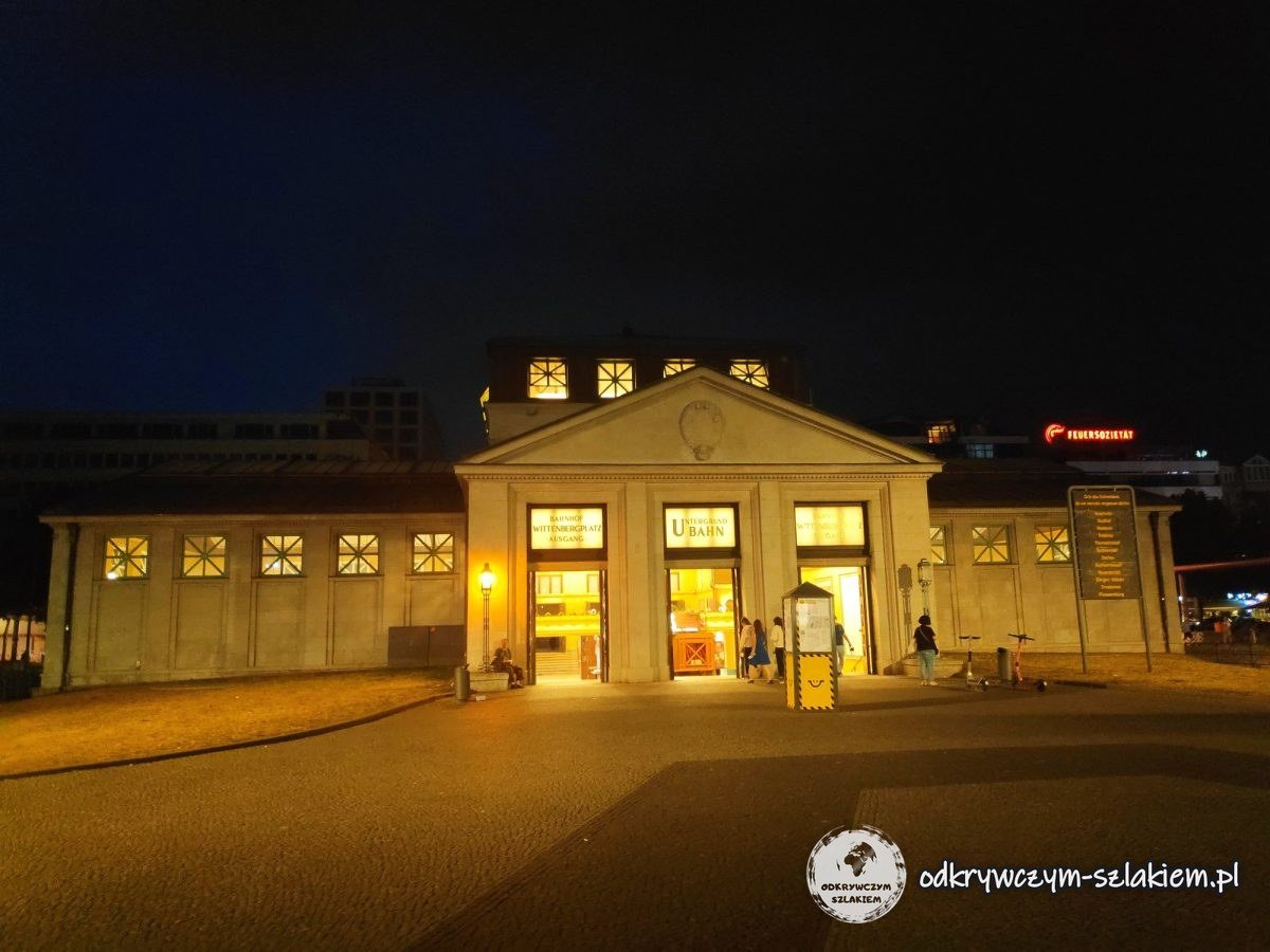 El pabellón de la estación de metro Wittenbergplatz iluminado de noche