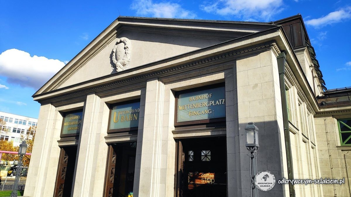 Pabellón de la estación de metro Wittenbergplatz con columnas y las letras doradas «Untergrund Bahn»